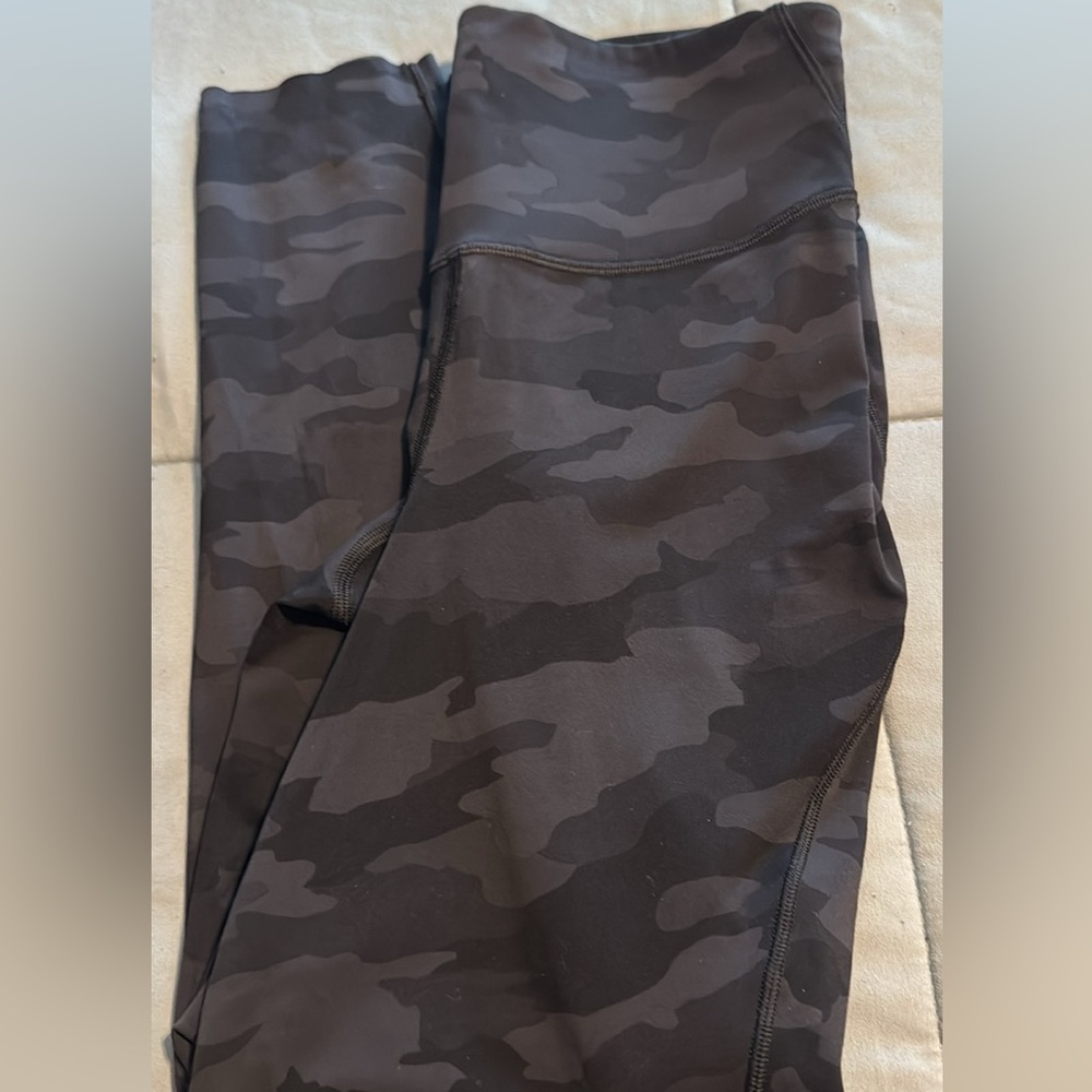 Lululemon Black Camo Base Pace HR Tight 25” Size 8